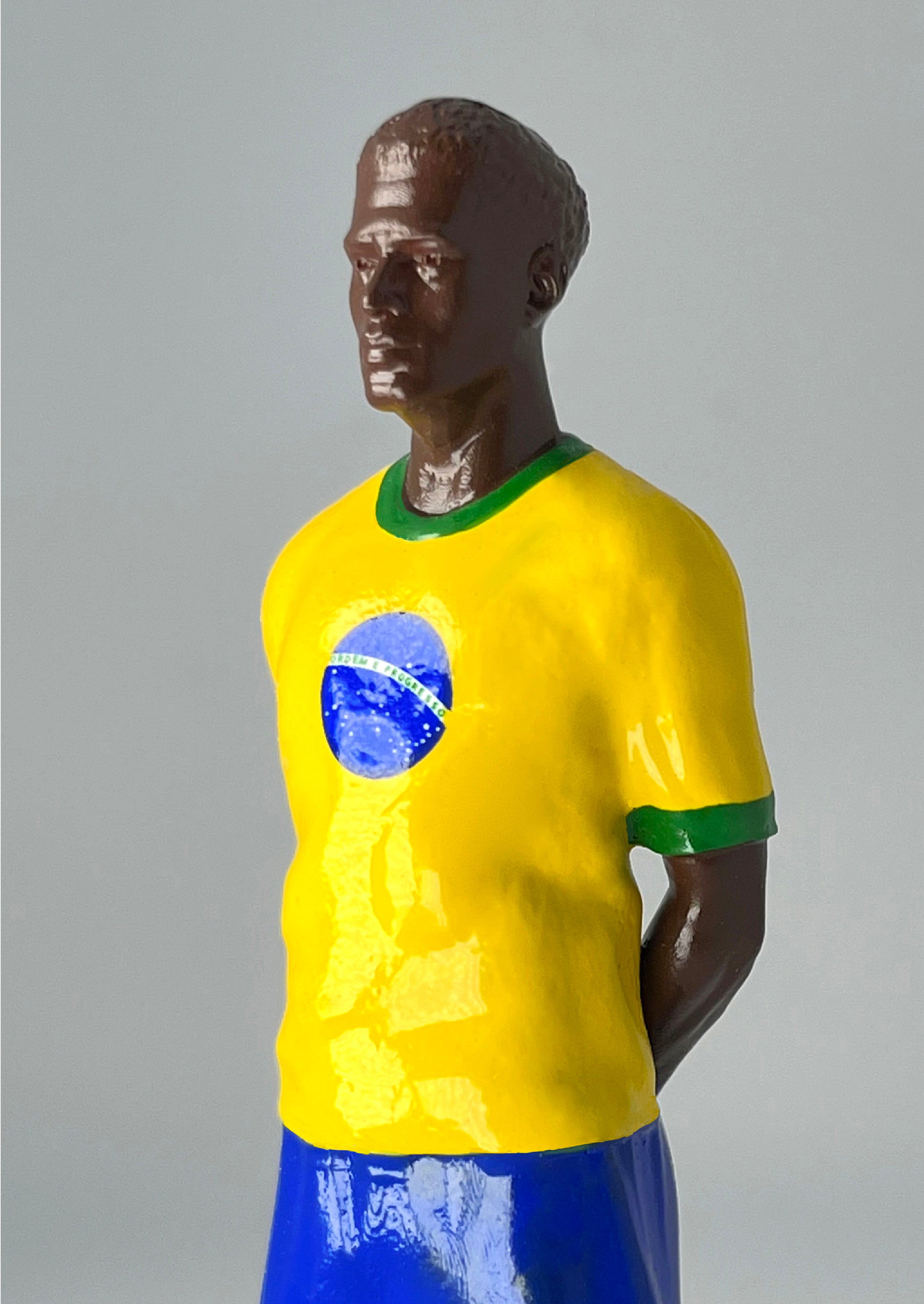 Figurine de collection Match Day FC équipe du Brésil, maillot jaune et short bleu, vue de profil.