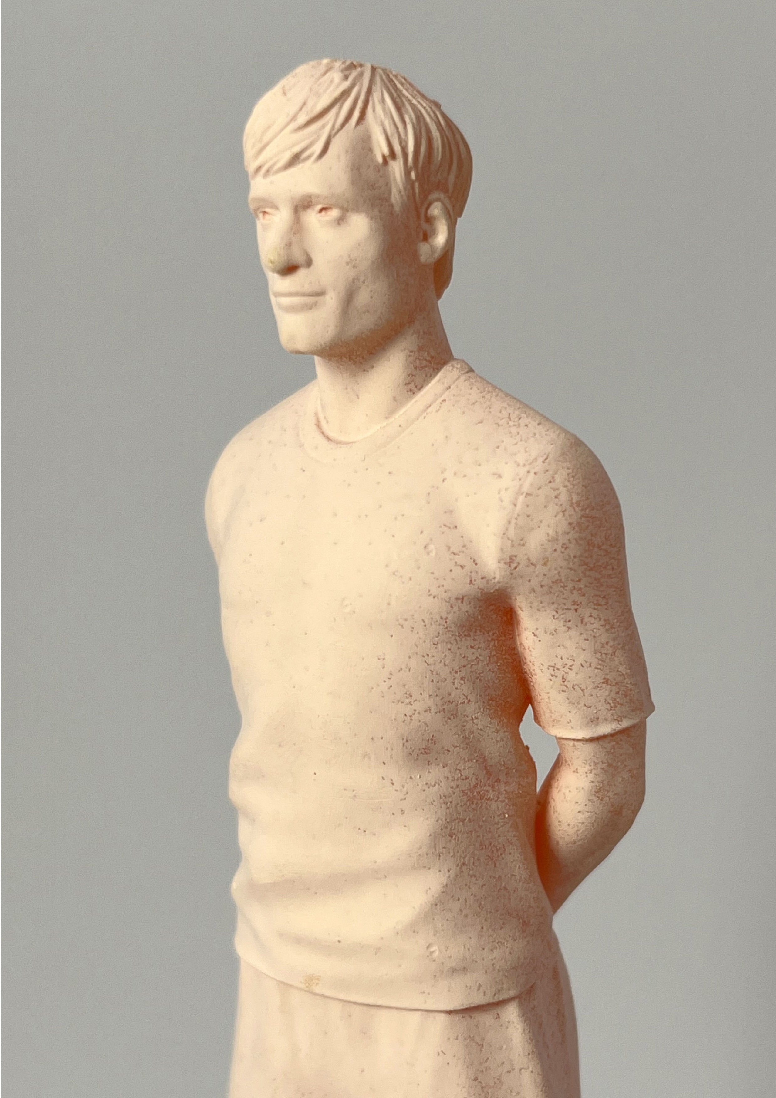 Figurine Match Day FC à peindre soi-même, modèle blanc vierge, vue de profil.