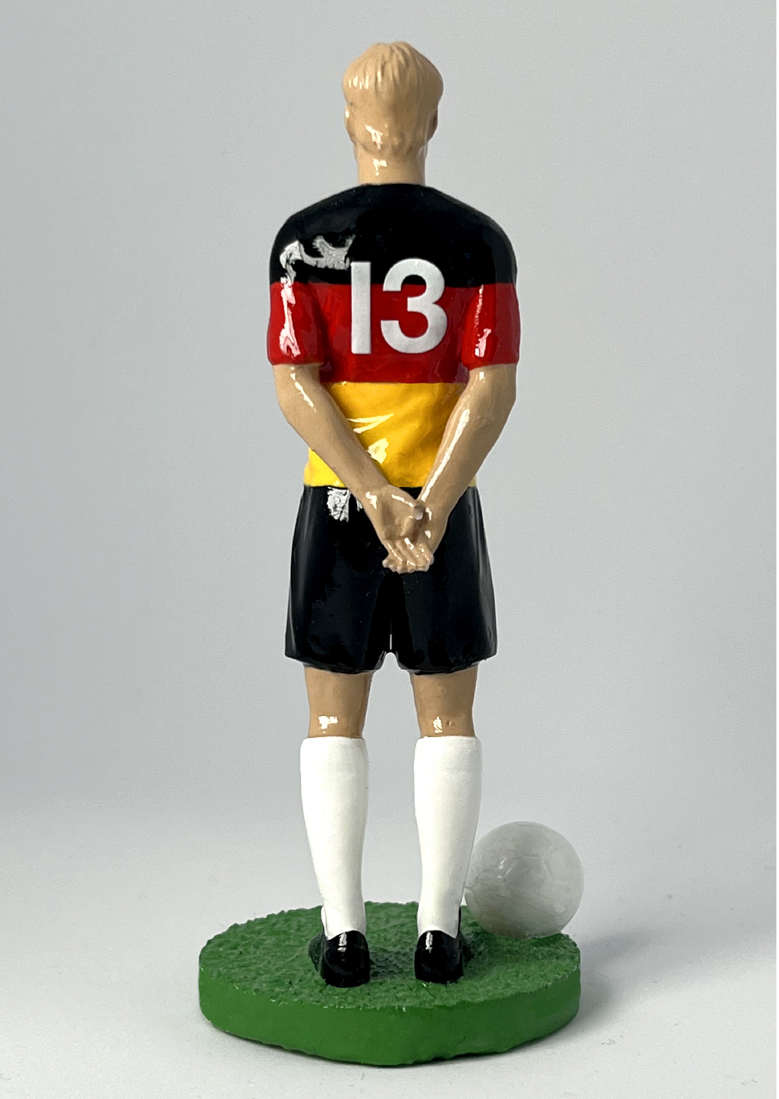 Figurine de collection Match Day FC équipe d'Allemagne, maillot noir rouge or à l'aigle, vue de dos.