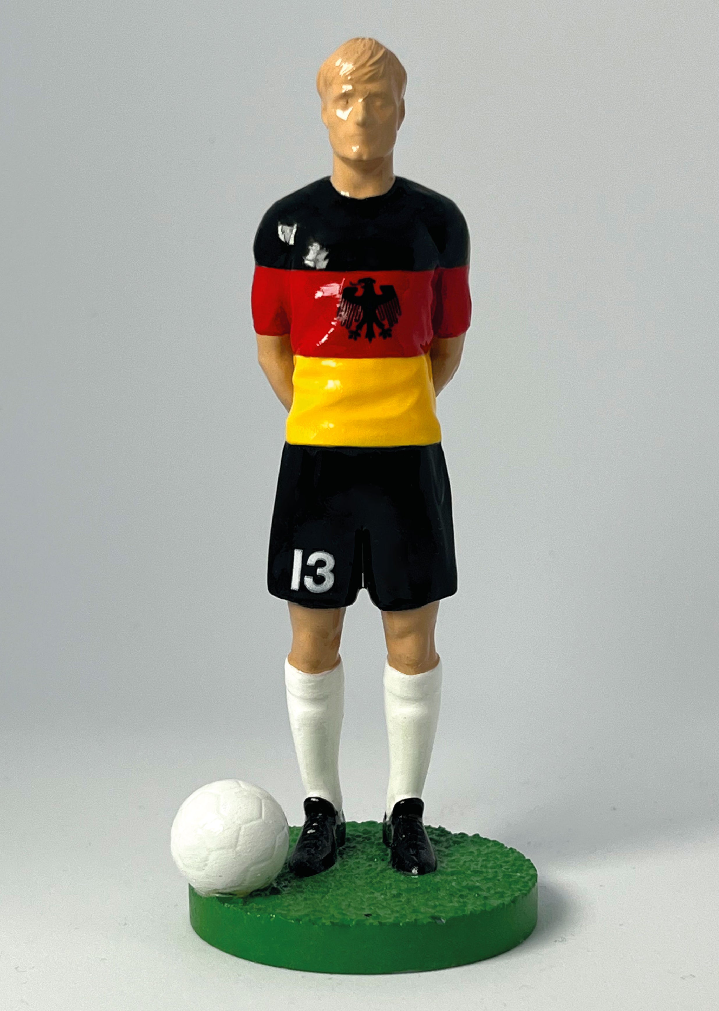 Figurine de collection Match Day FC équipe d'Allemagne, maillot noir rouge or à l'aigle, gros plan de face.