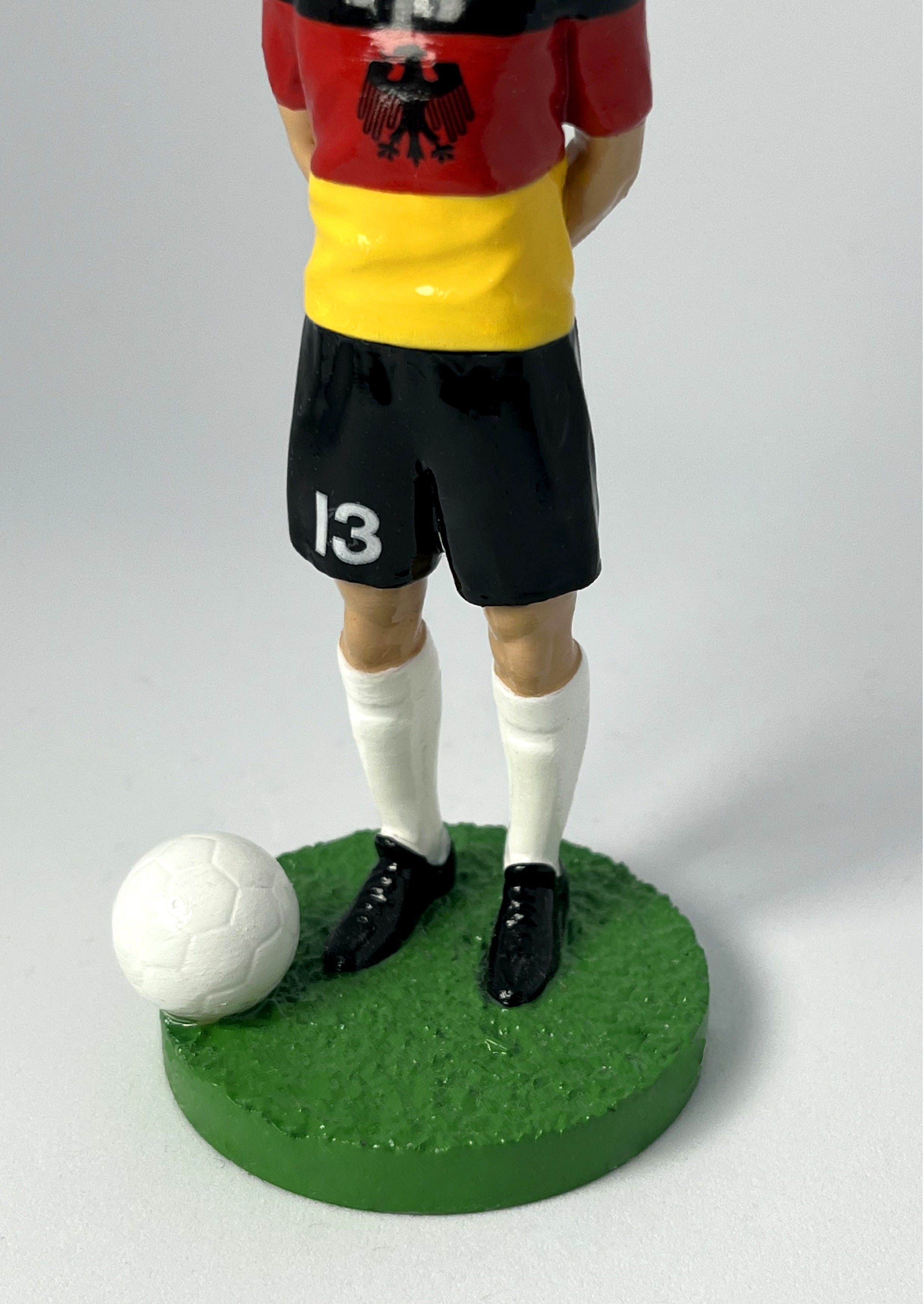 Figurine de collection Match Day FC équipe d'Allemagne, maillot noir rouge or à l'aigle, détail des chaussures.