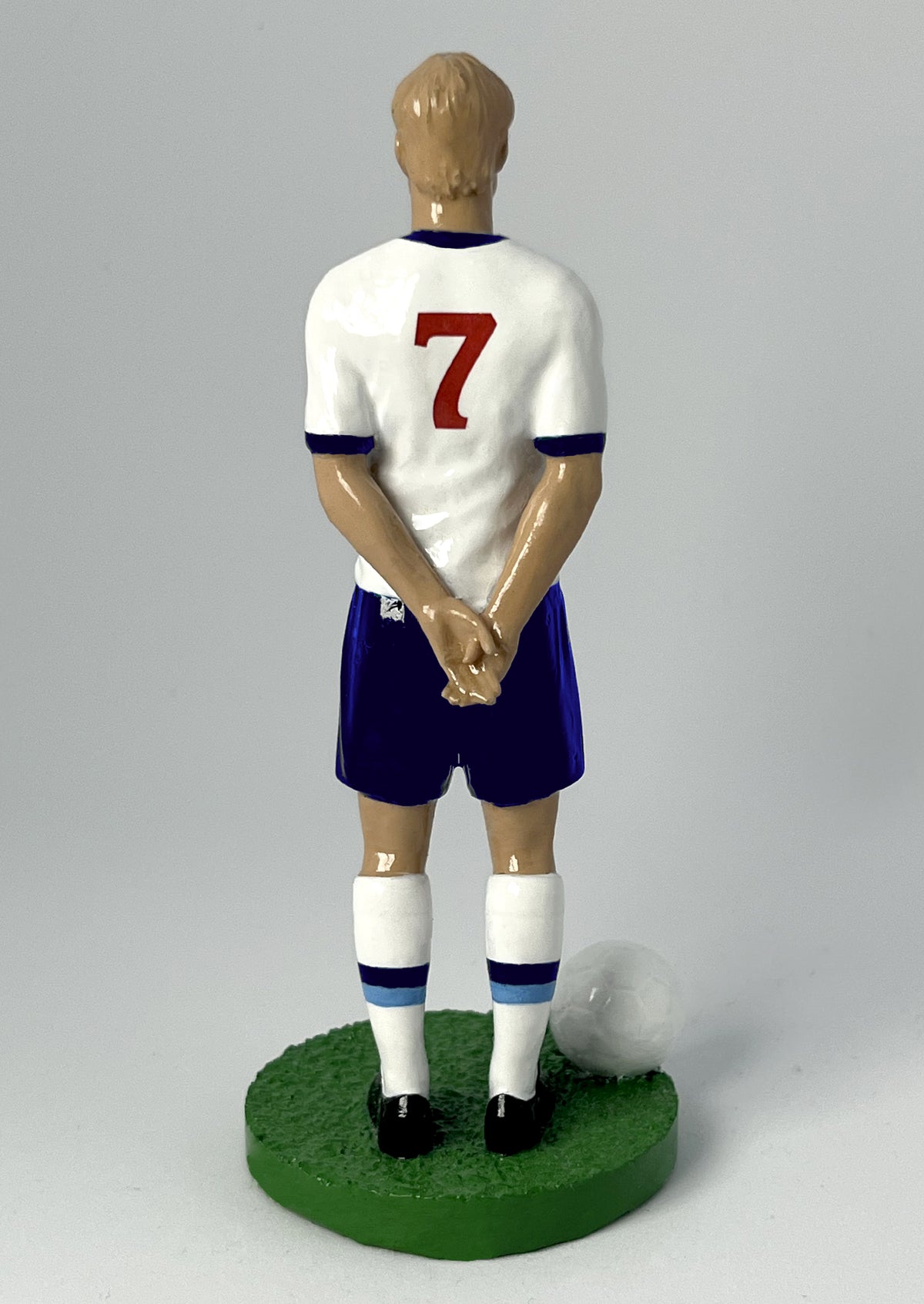 Figurine de collection Match Day FC équipe d'Angleterre (n°7), maillot blanc à la croix de Saint-Georges, vue de dos.