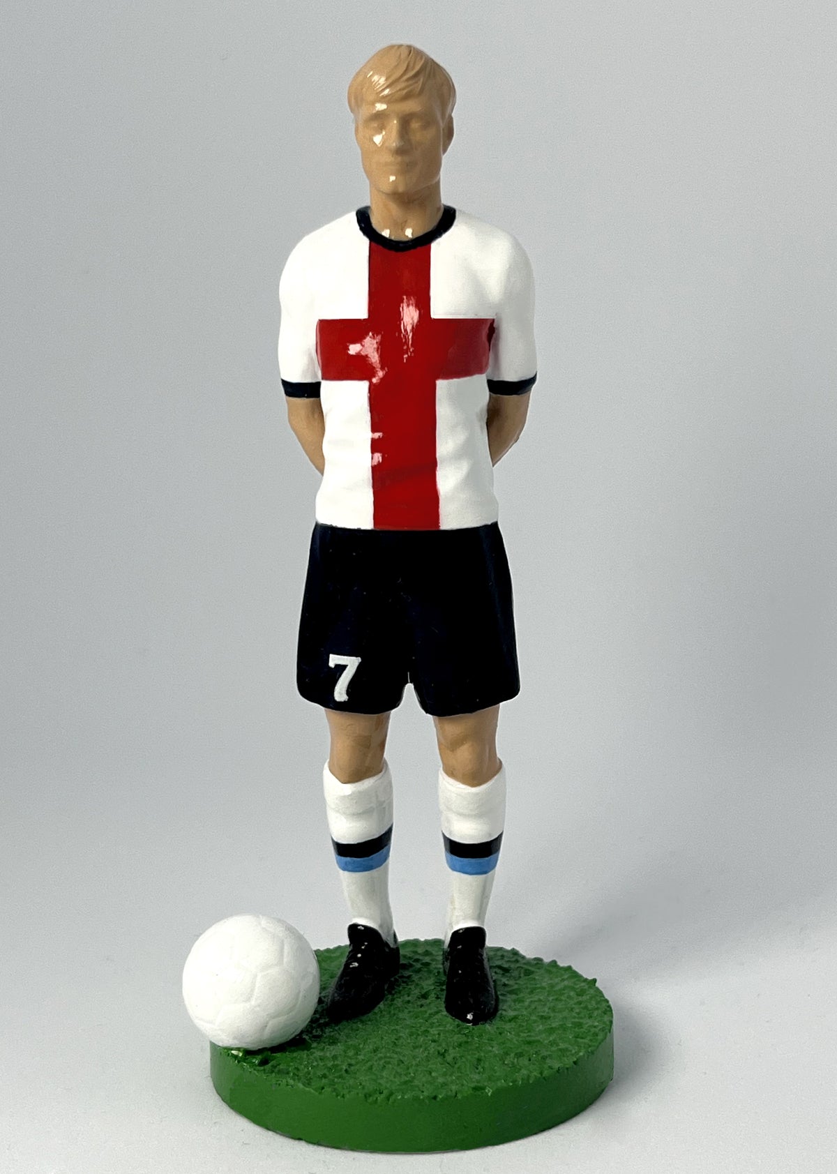 Figurine de collection Match Day FC équipe d'Angleterre (n°7), maillot blanc à la croix de Saint-Georges, gros plan de face.