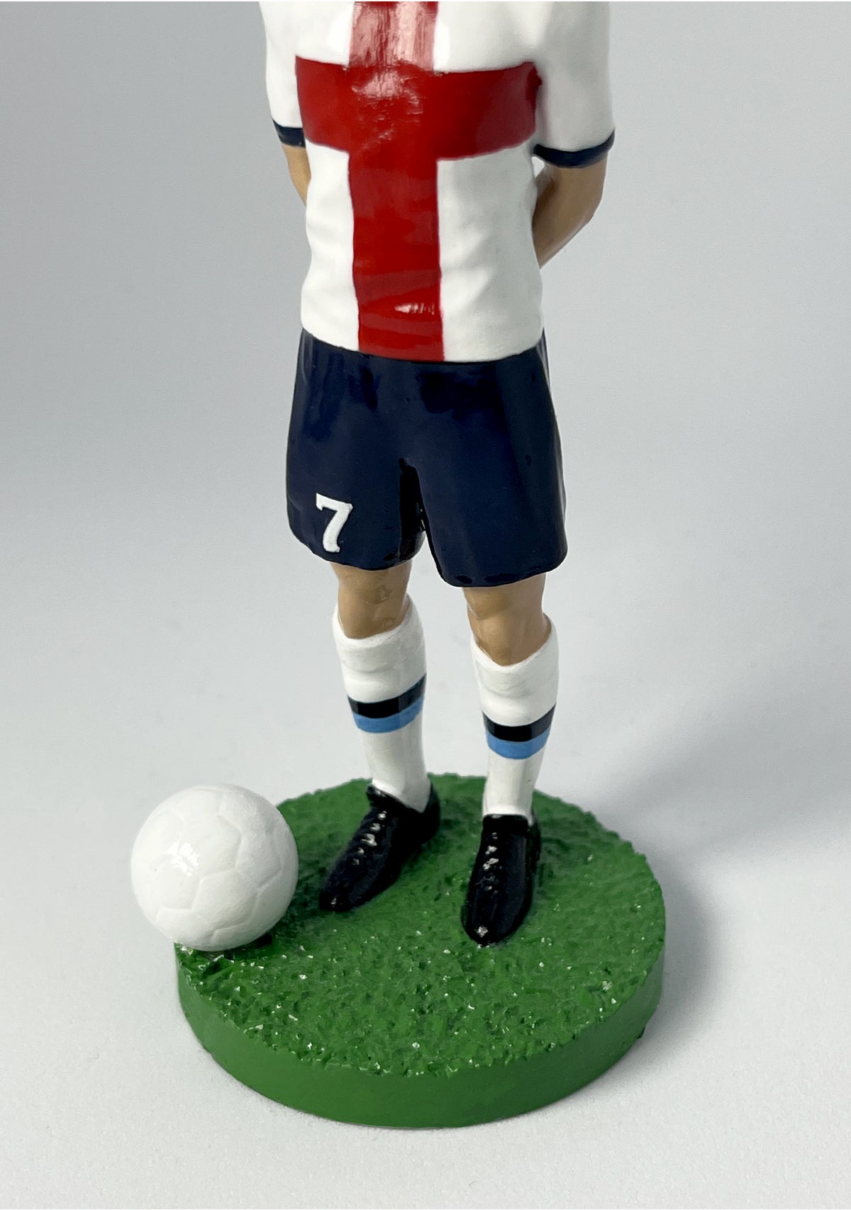 Figurine de collection Match Day FC équipe d'Angleterre (n°7), maillot blanc à la croix de Saint-Georges, détail des chaussures.