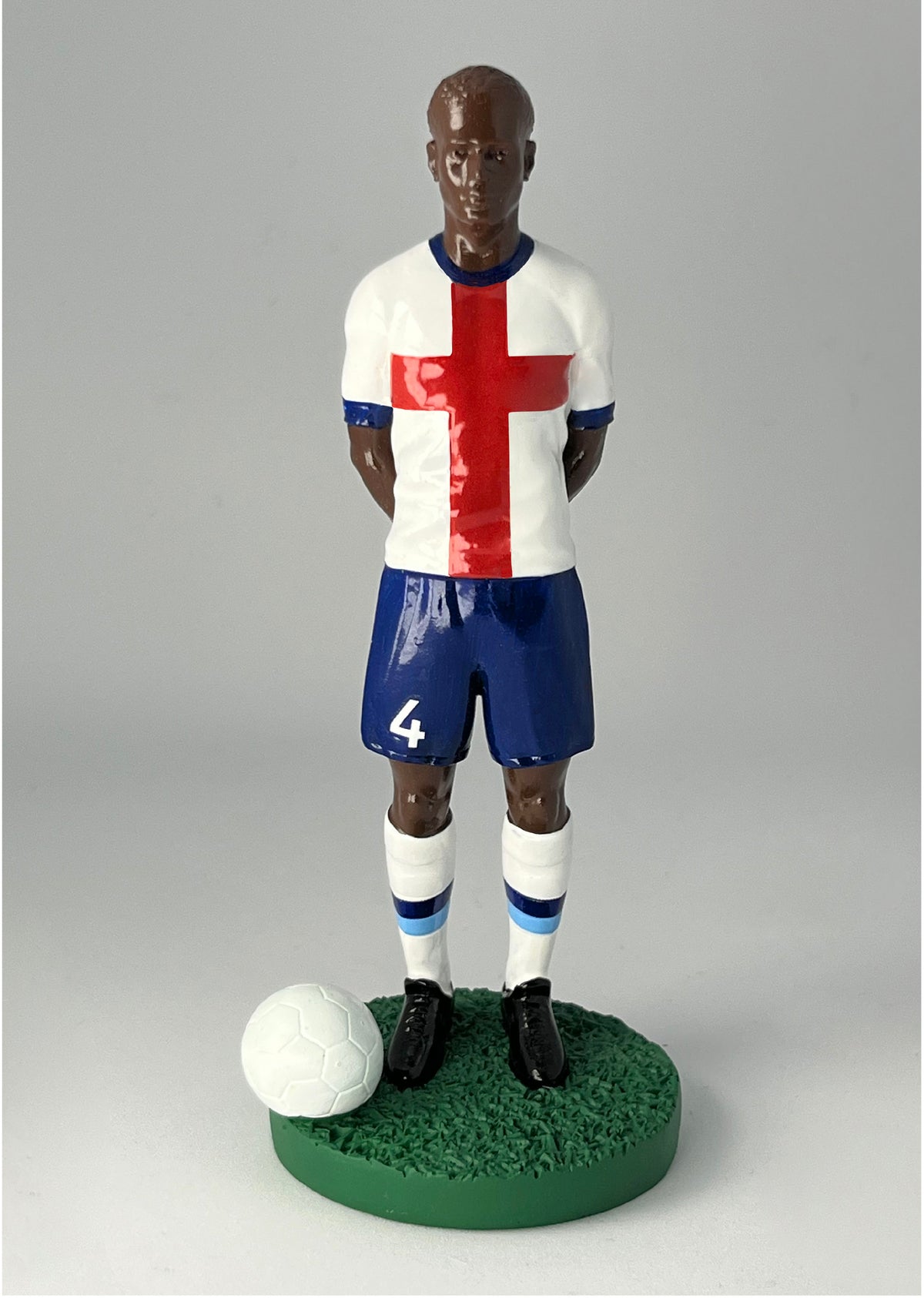 Figurine de collection Match Day FC équipe d'Angleterre (n°4), maillot blanc à la croix de Saint-Georges, gros plan de face.