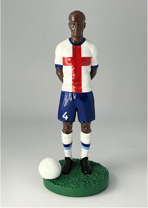 Figurine de collection Match Day FC équipe d'Angleterre (n°4), maillot blanc à la croix de Saint-Georges, gros plan de face.