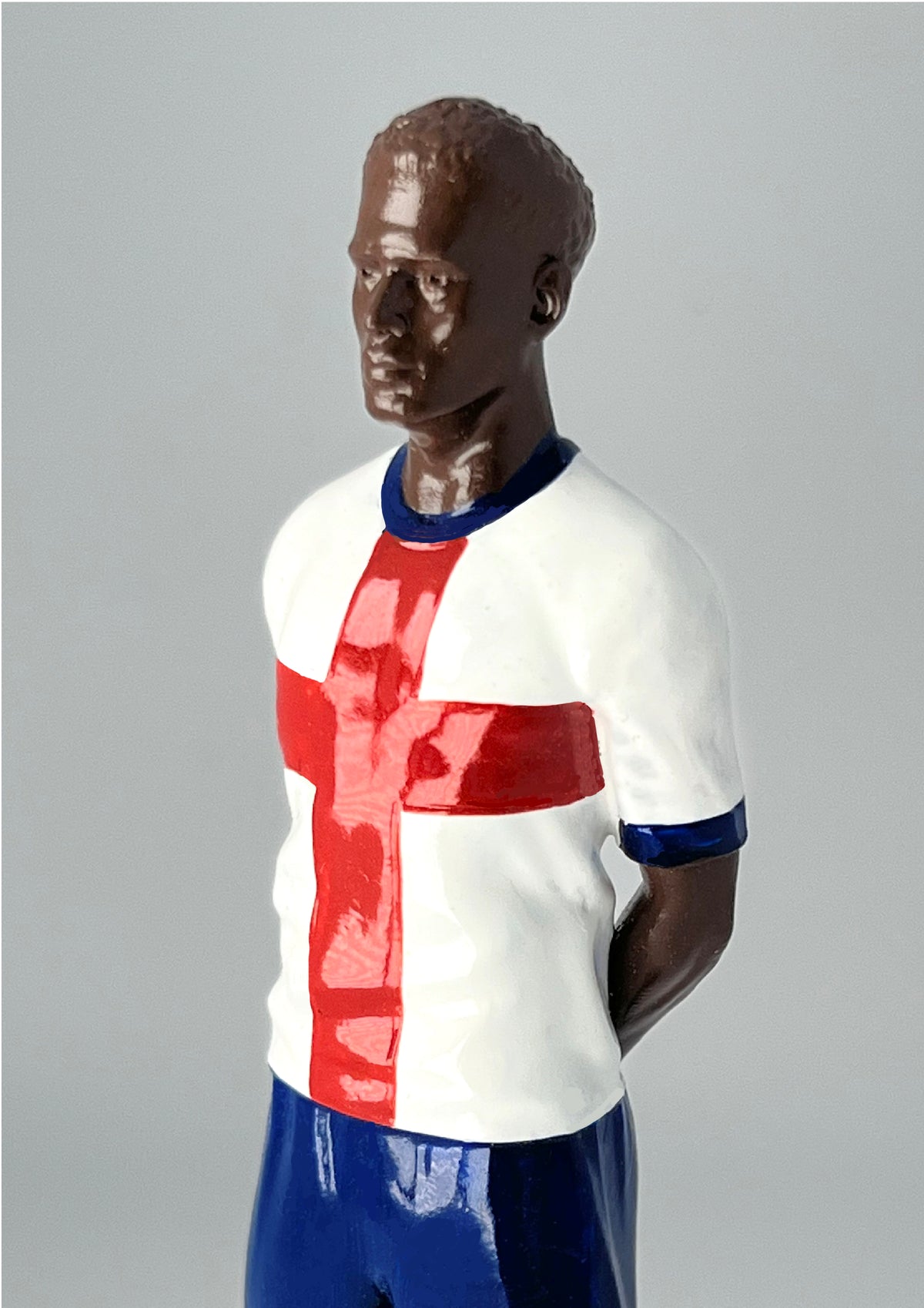 Figurine de collection Match Day FC équipe d'Angleterre (n°4), maillot blanc à la croix de Saint-Georges, vue de profil.