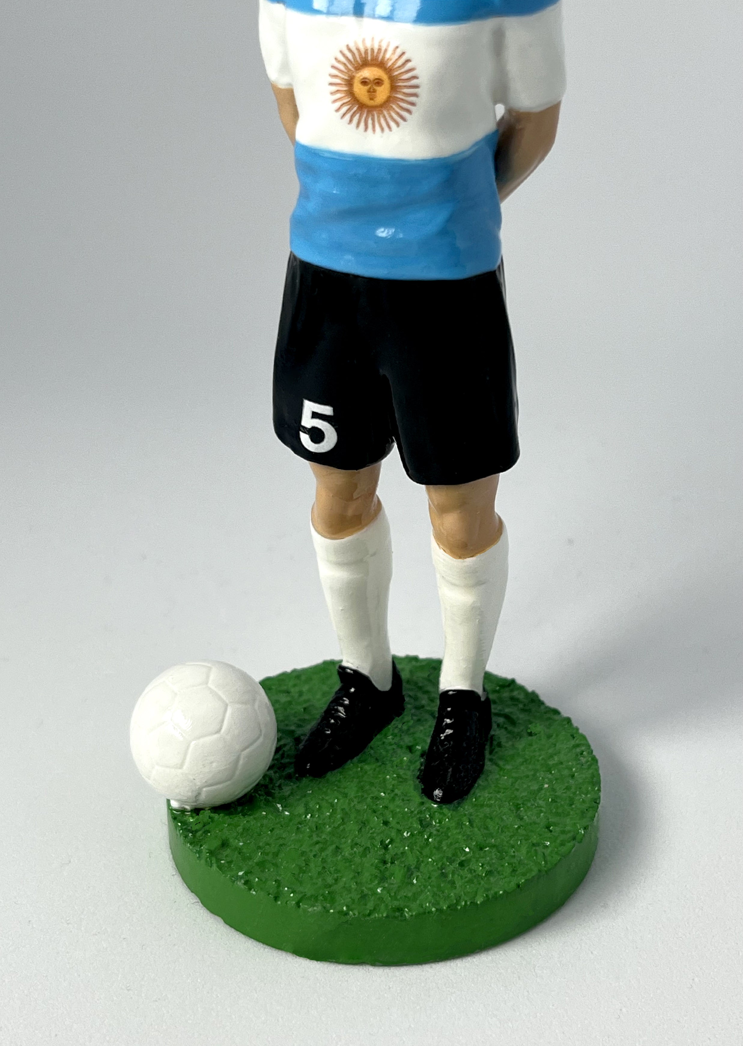 Figurine de collection Match Day FC équipe d'Argentine, maillot rayé bleu ciel et blanc, détail des chaussures.