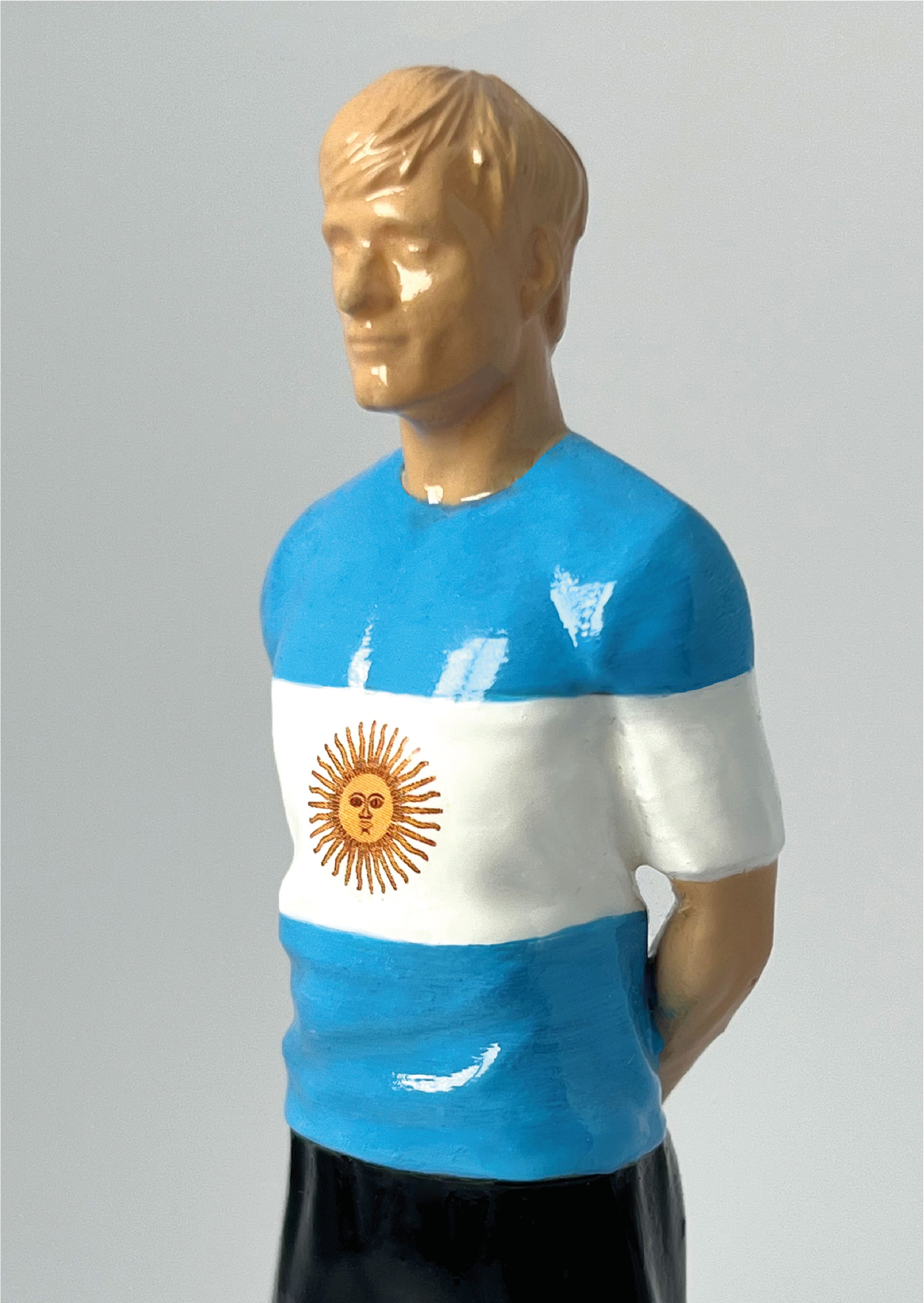 Figurine de collection Match Day FC équipe d'Argentine, maillot rayé bleu ciel et blanc, vue de profil.