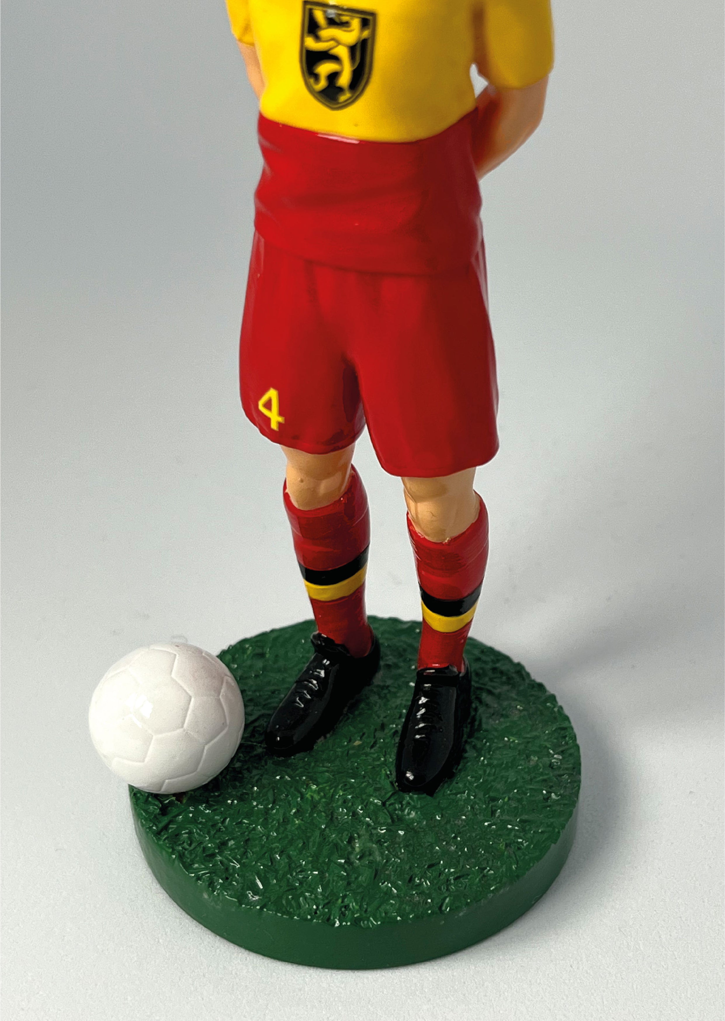 Figurine de collection Match Day FC équipe de Belgique, maillot noir jaune rouge au lion, détail des chaussures.