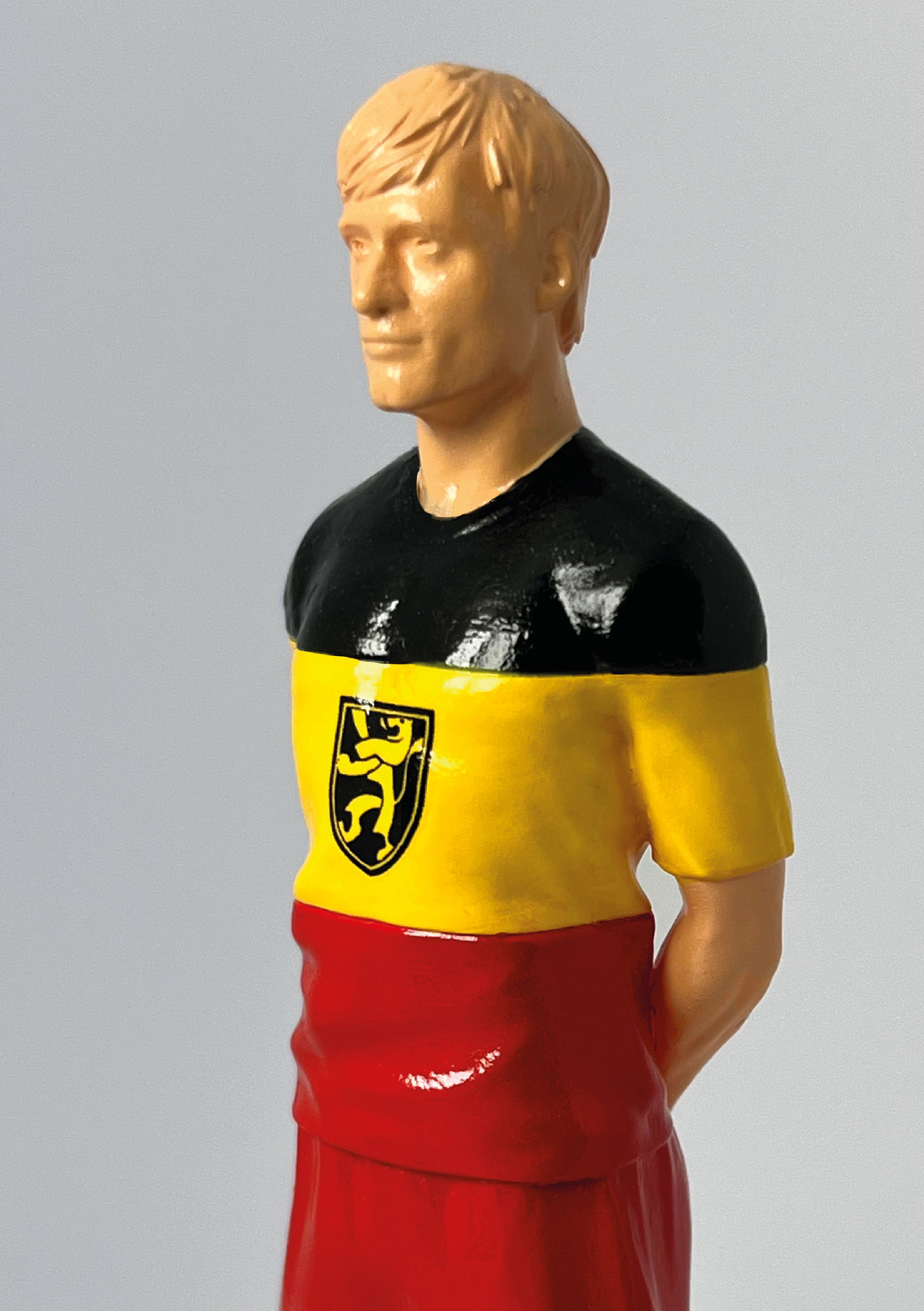 Figurine de collection Match Day FC équipe de Belgique, maillot noir jaune rouge au lion, vue de profil.