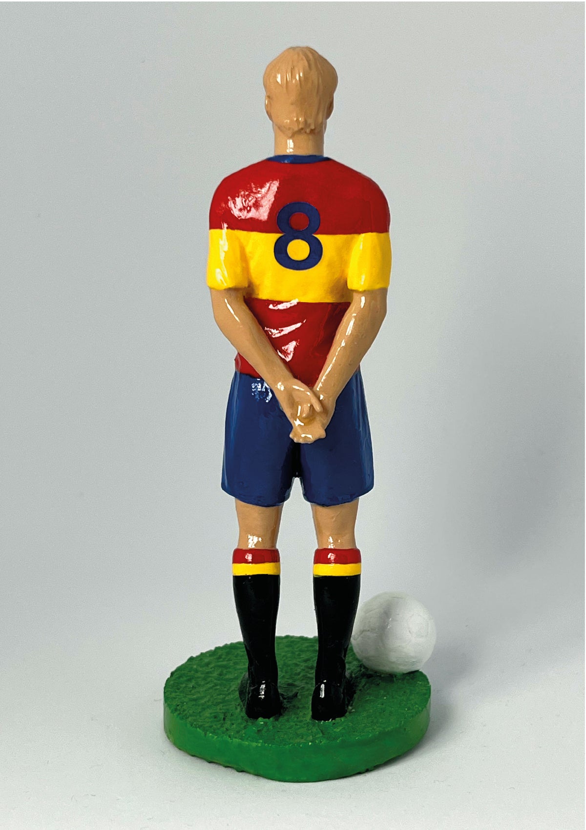 Figurine de collection Match Day FC équipe d'Espagne, maillot rouge et jaune au blason, vue de dos.
