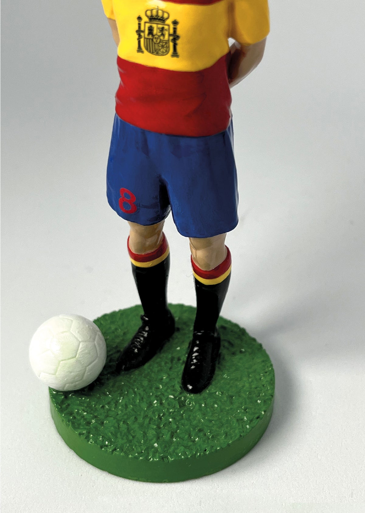 Figurine de collection Match Day FC équipe d'Espagne, maillot rouge et jaune au blason, détail des chaussures.