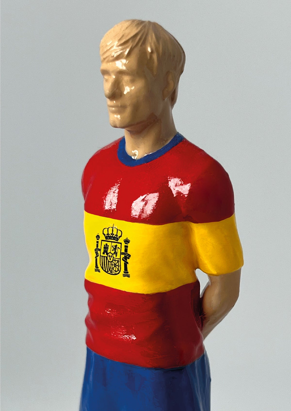 Figurine de collection Match Day FC équipe d'Espagne, maillot rouge et jaune au blason, vue de profil.