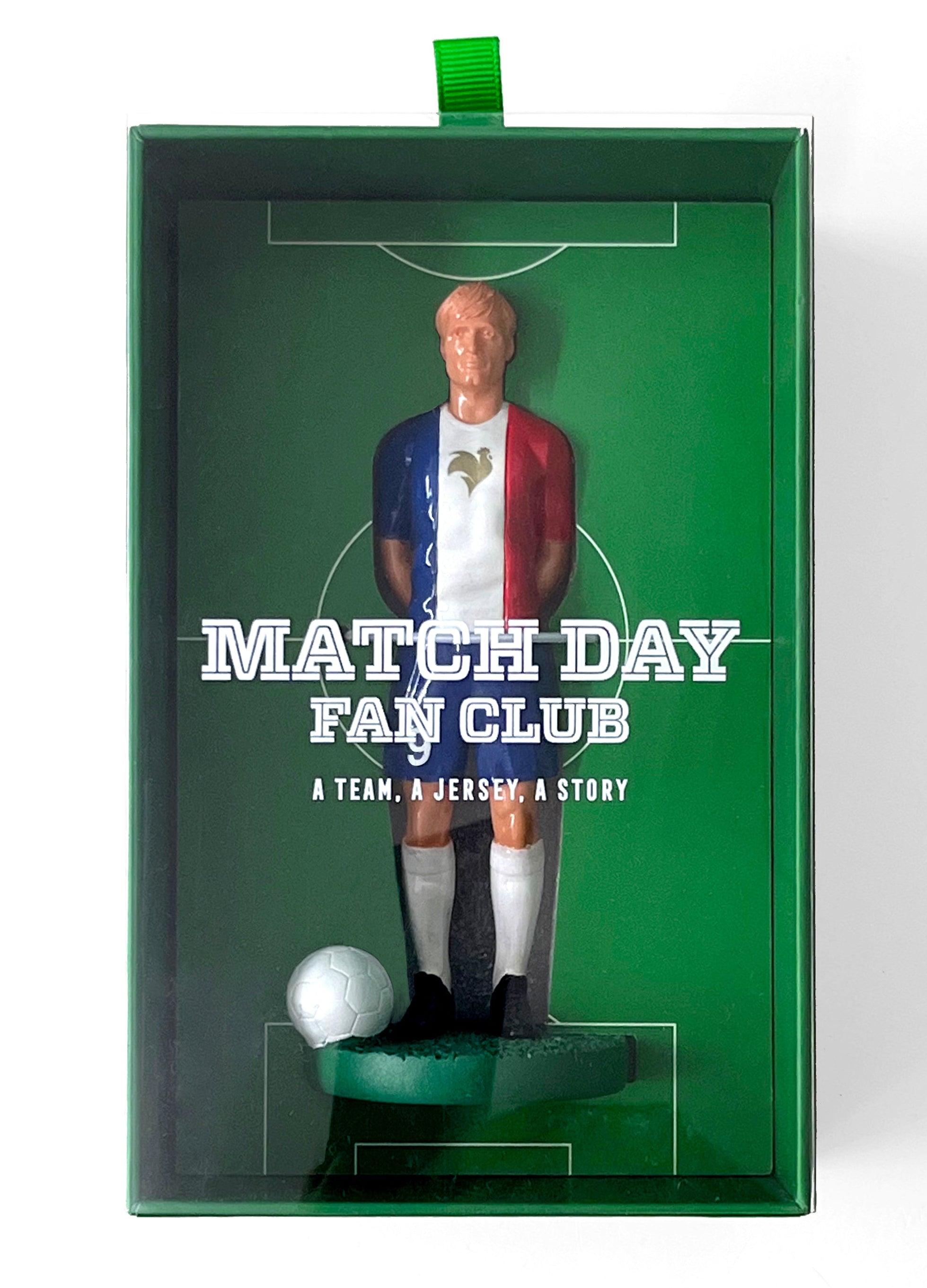 Figurine de collection Match Day FC équipe de France (n°9), maillot bleu blanc rouge au coq doré, présentée avec sa boîte.