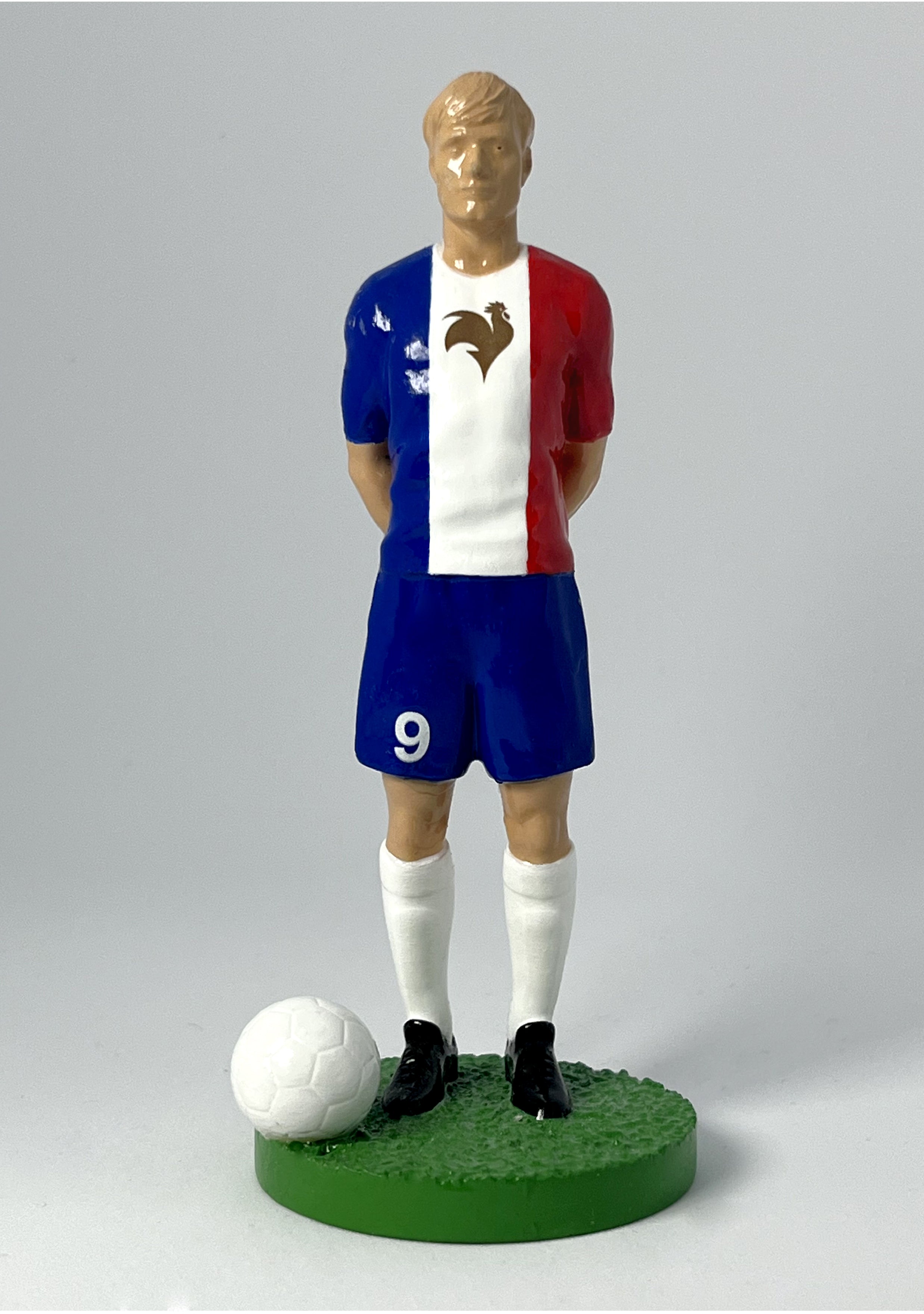 Figurine de collection Match Day FC équipe de France (n°9), maillot bleu blanc rouge au coq doré, gros plan de face.