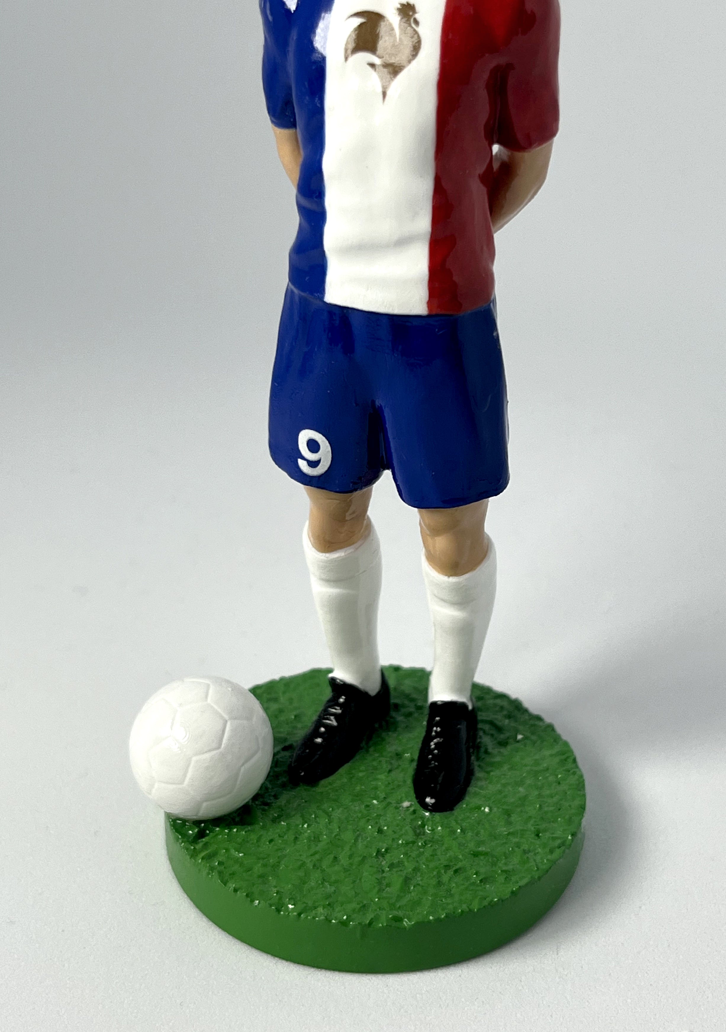 Figurine de collection Match Day FC équipe de France (n°9), maillot bleu blanc rouge au coq doré, détail des chaussures.