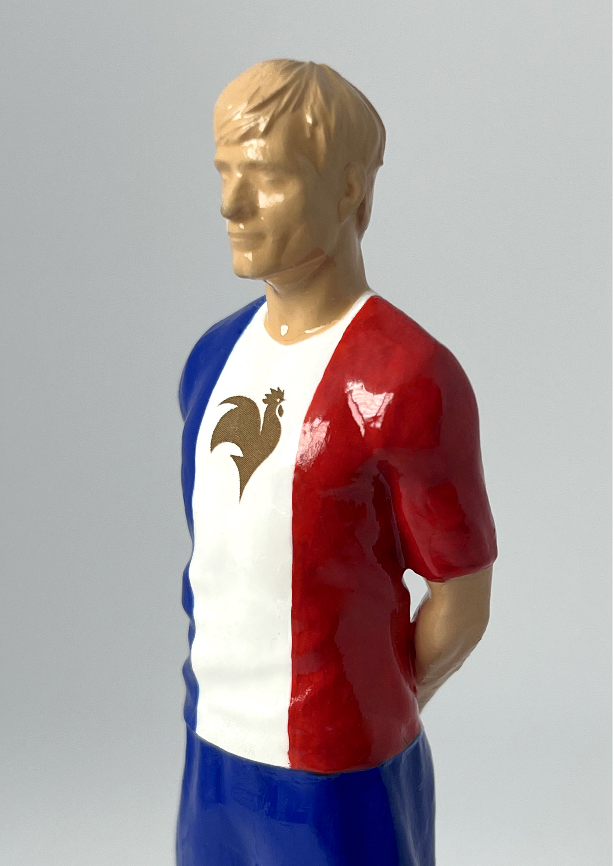 Figurine de collection Match Day FC équipe de France (n°9), maillot bleu blanc rouge au coq doré, vue de profil.