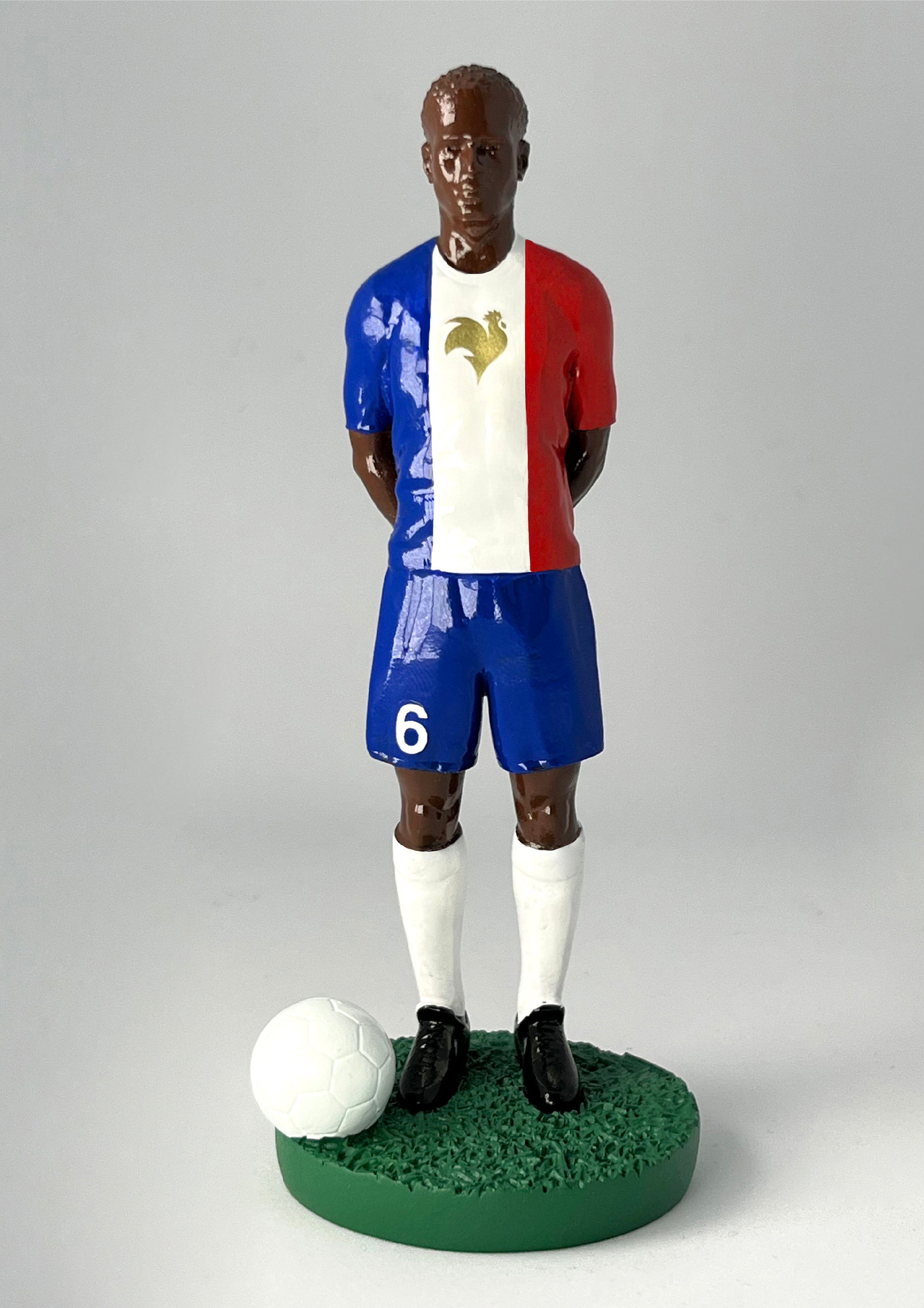 Figurine de collection Match Day FC équipe de France (n°6), maillot bleu blanc rouge au coq doré, gros plan de face.