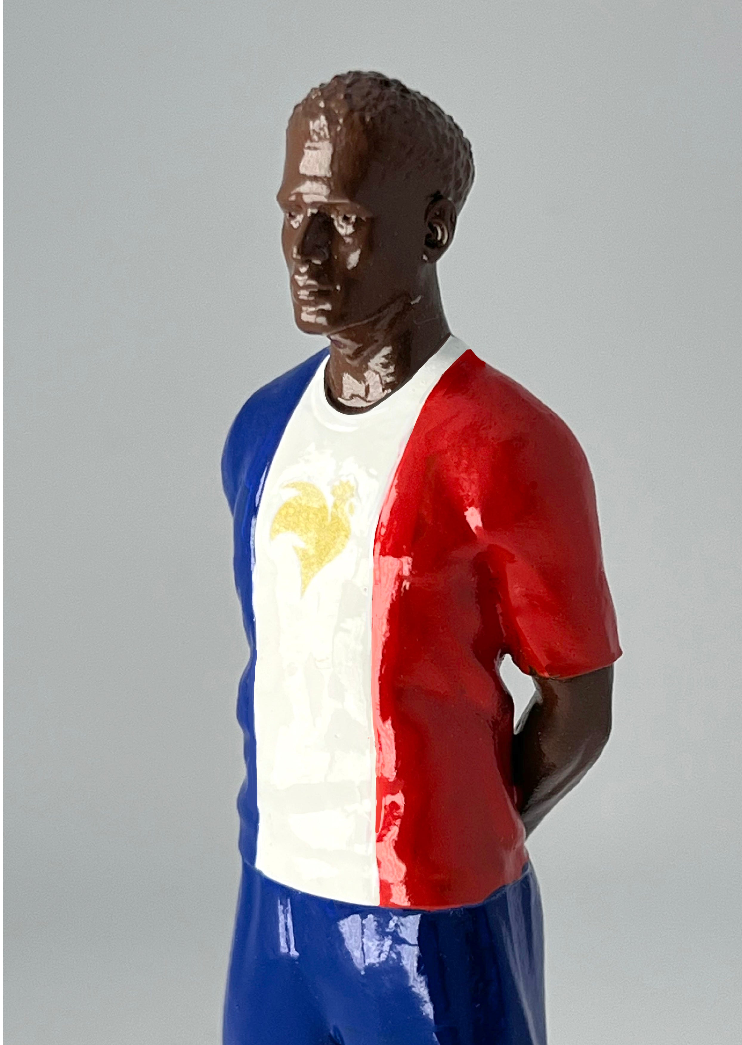 Figurine de collection Match Day FC équipe de France (n°6), maillot bleu blanc rouge au coq doré, vue de profil.