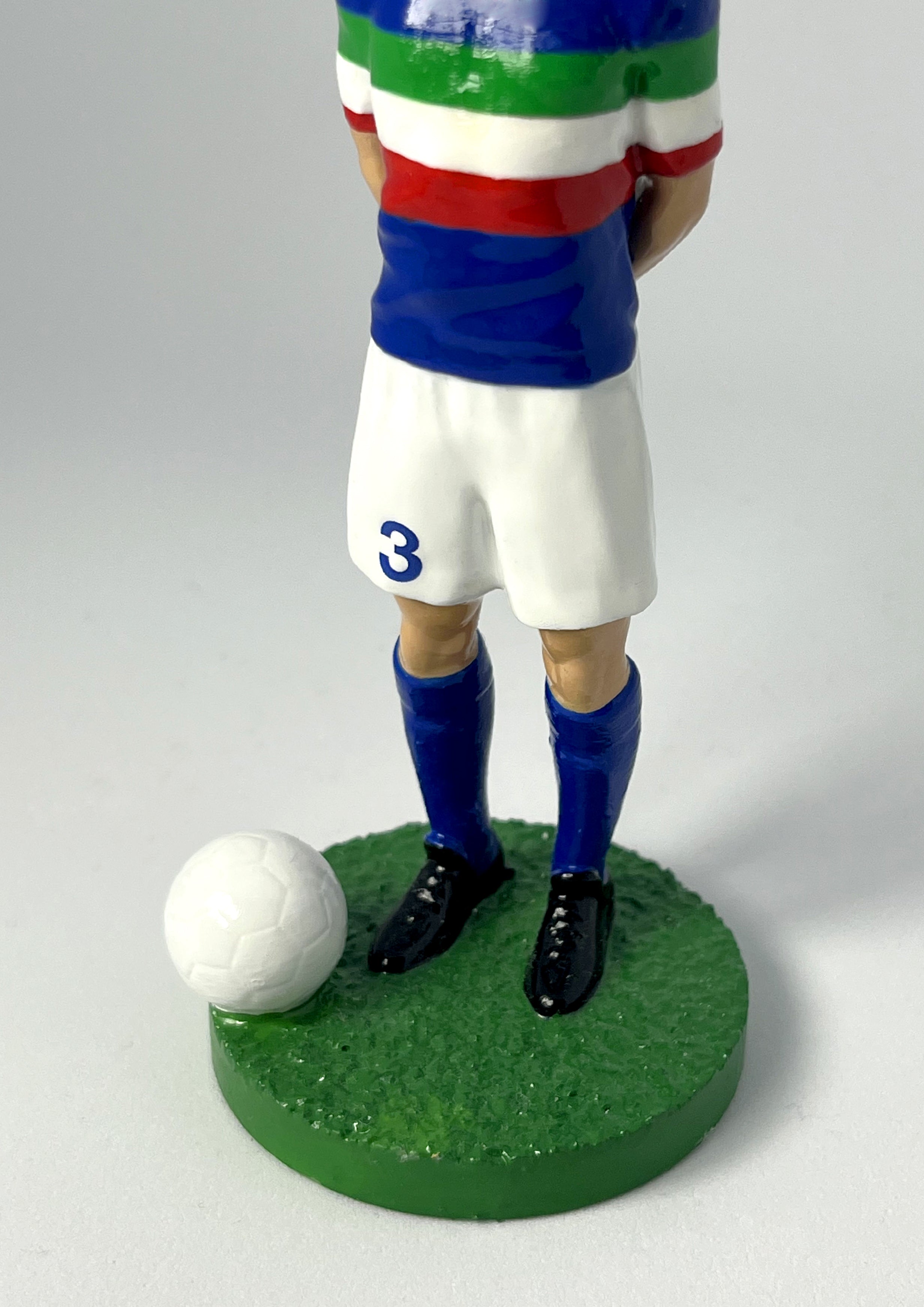 Figurine de collection Match Day FC équipe d'Italie, maillot bleu azur, détail des chaussures.