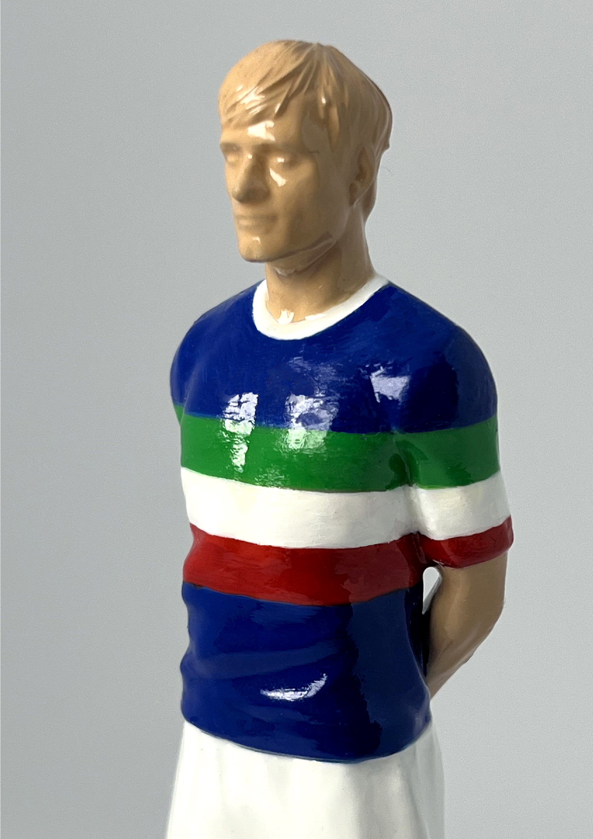 Figurine de collection Match Day FC équipe d'Italie, maillot bleu azur, vue de profil.