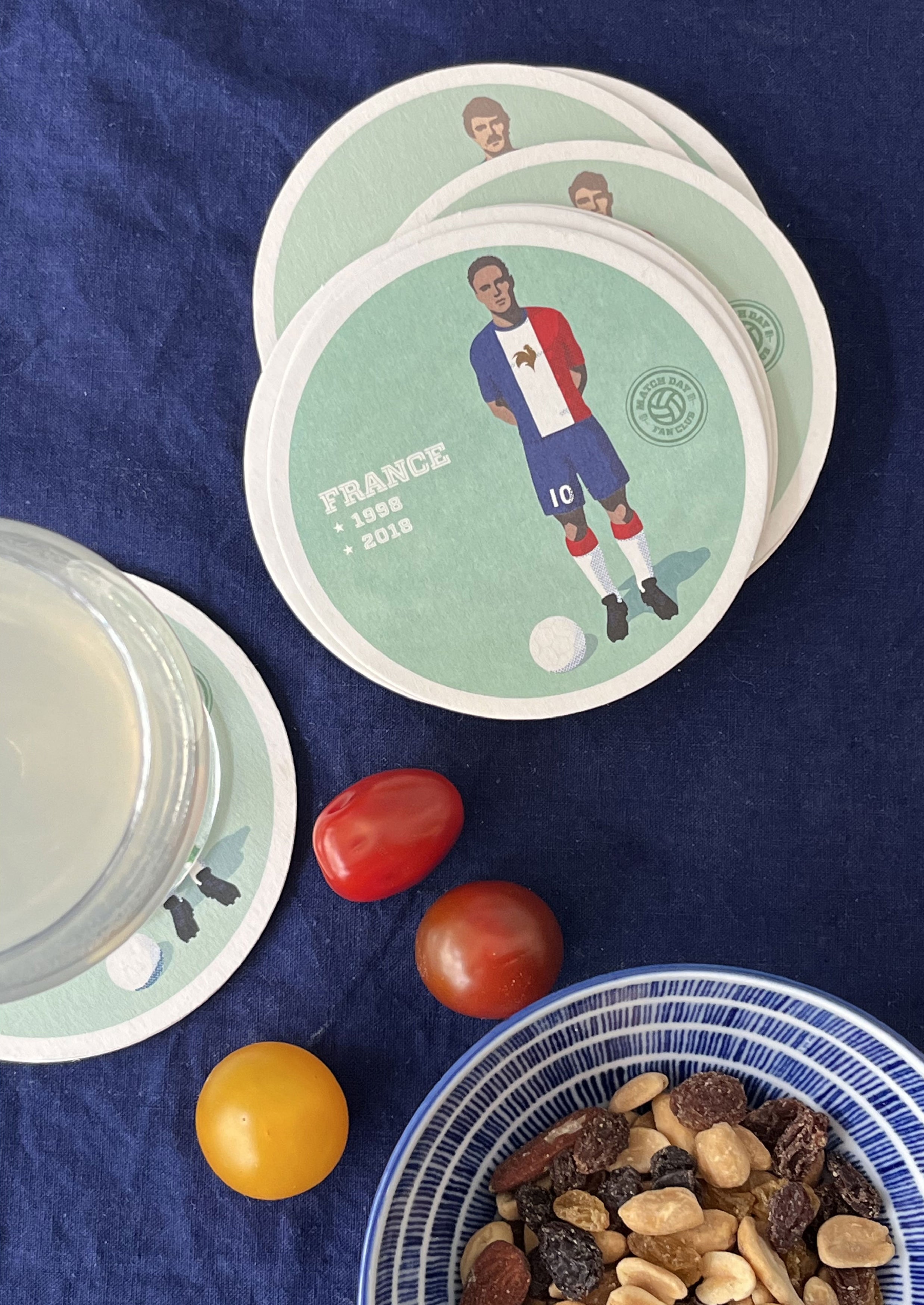 Sous-bocks Match Day FC Mundial 2026 présentés à l'apéritif avec des verres de bière.