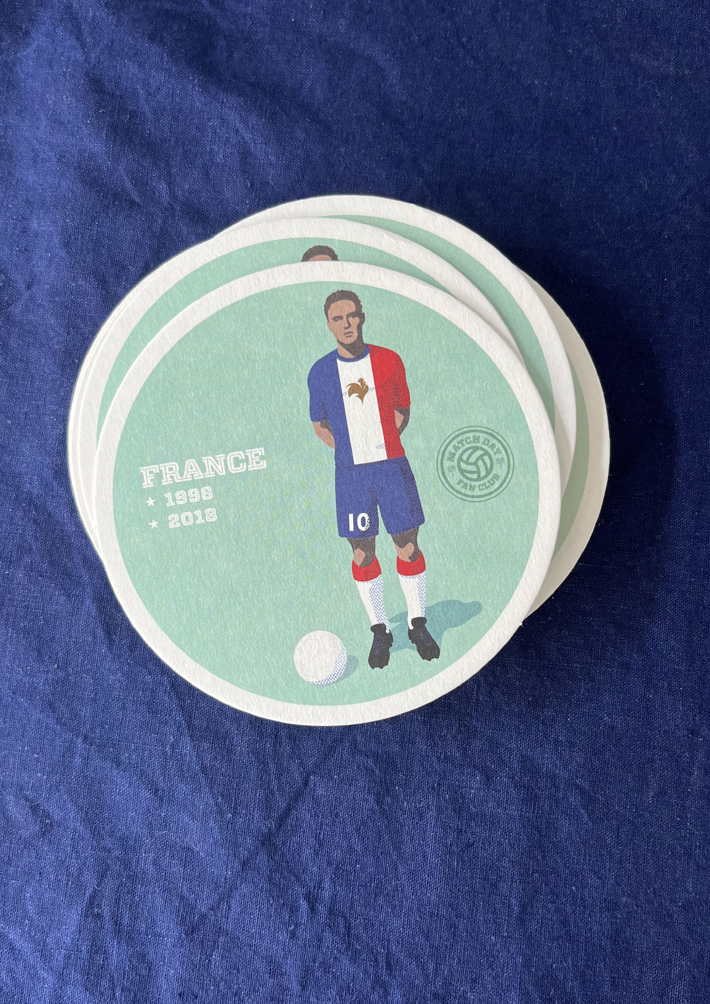 Sous-bock Match Day FC Mundial 2026 en gros plan, un joueur et ses années de gloire.